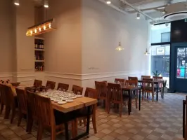 따뜻한 원목과 빈티지 조명의 32평 카페 후추